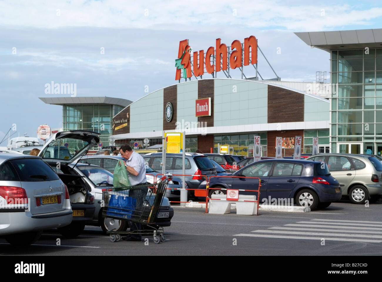 un-magasin-auchan-supermarche-francais-a-calais-france-b27cxd.jpg