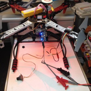 Compleet overzicht van de aansluitingen. 12v aangesloten op de + en - van de camera, en een 12v accu aangesloten waarmee de Quadcopter normaal gesproken mee werd aangestuurd